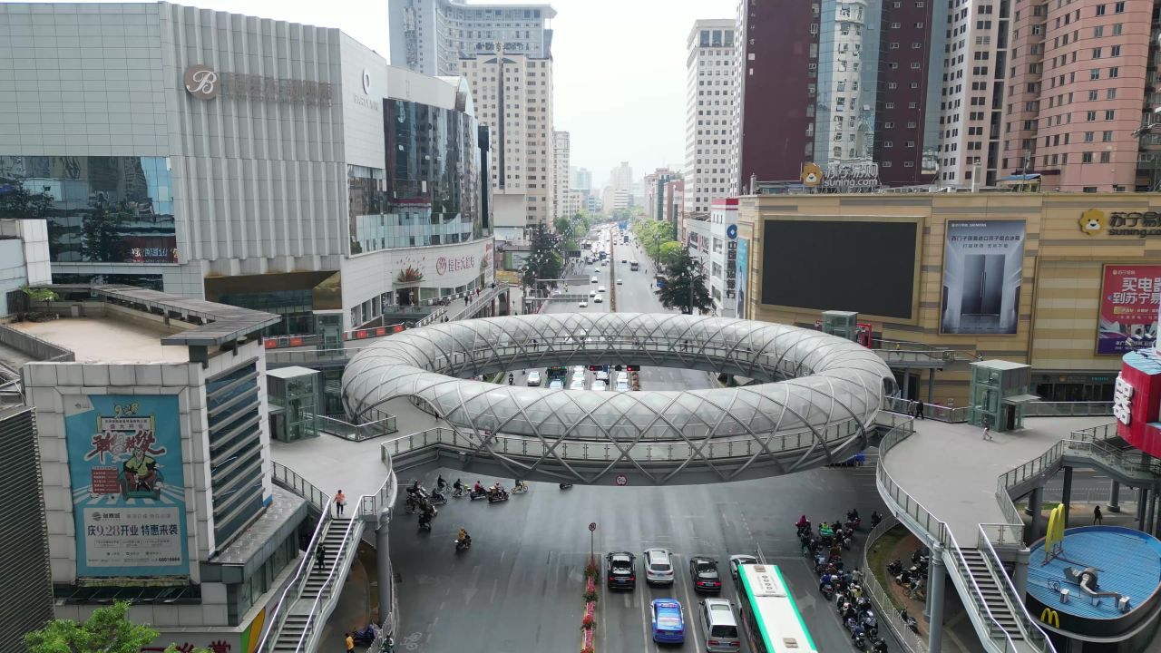 云南昆明网红打卡甜甜圈人行天桥航拍 
