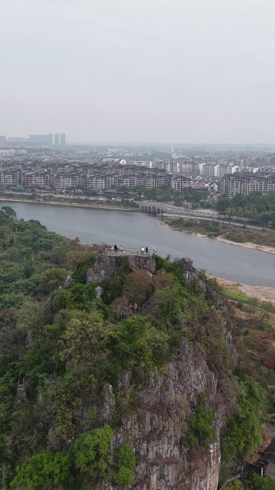 竖版航拍桂林伏波山 (4)