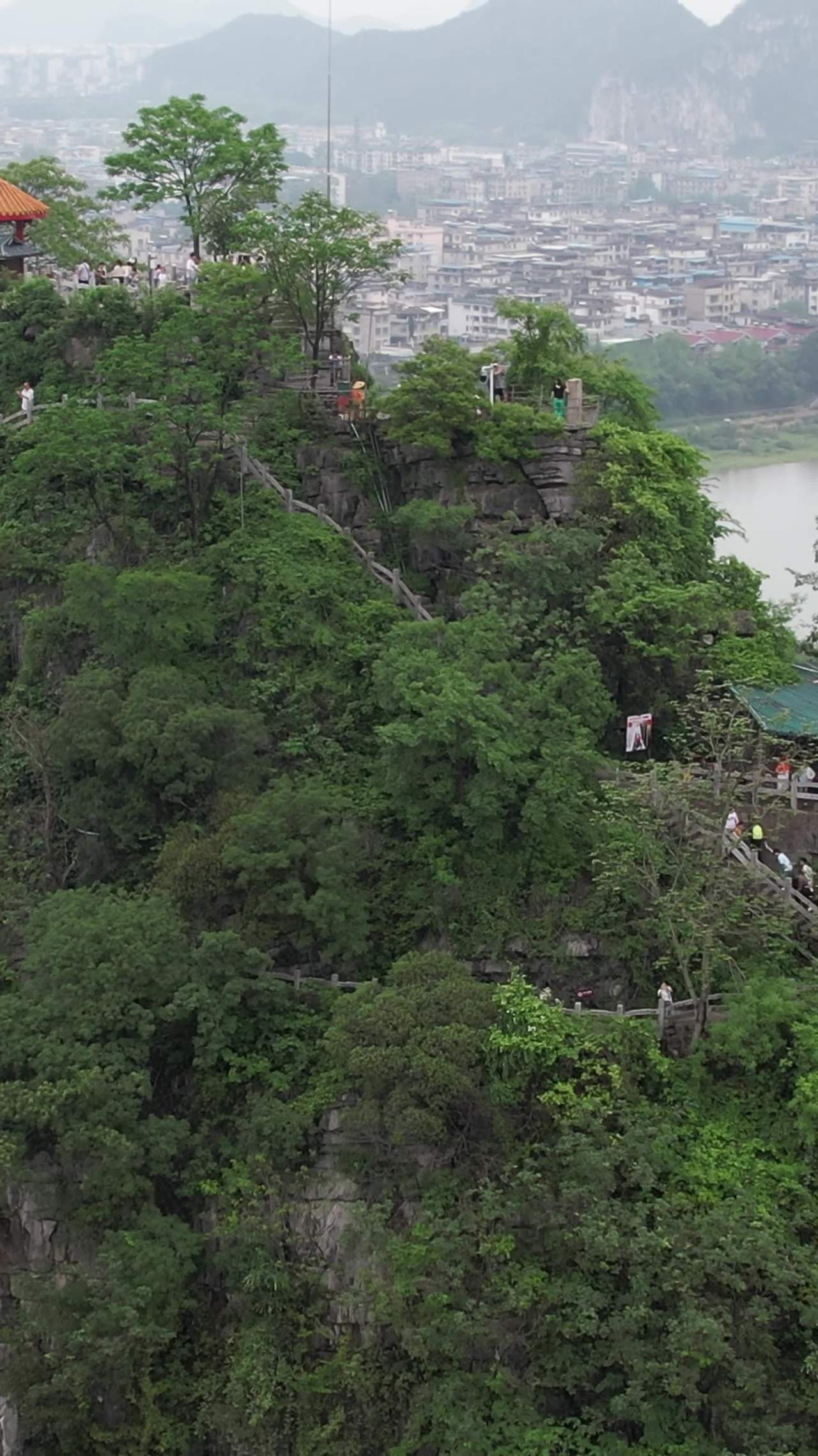 山巅城市的风景