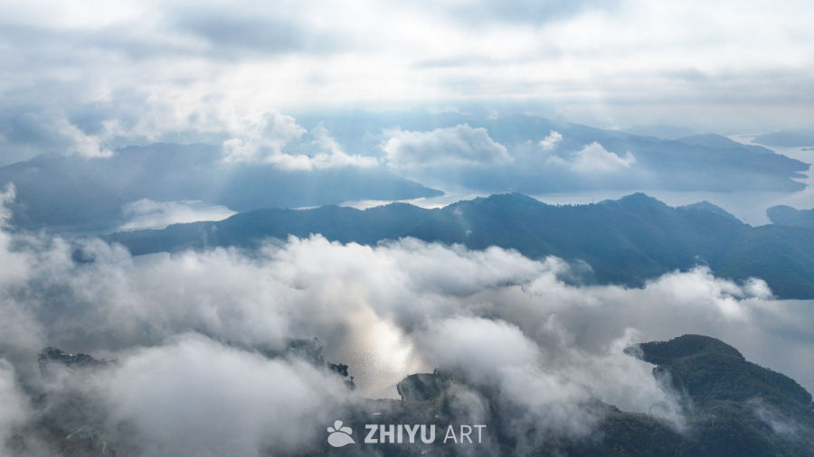 航拍云雾缭绕湖泊美景湖光山色自然风光 4