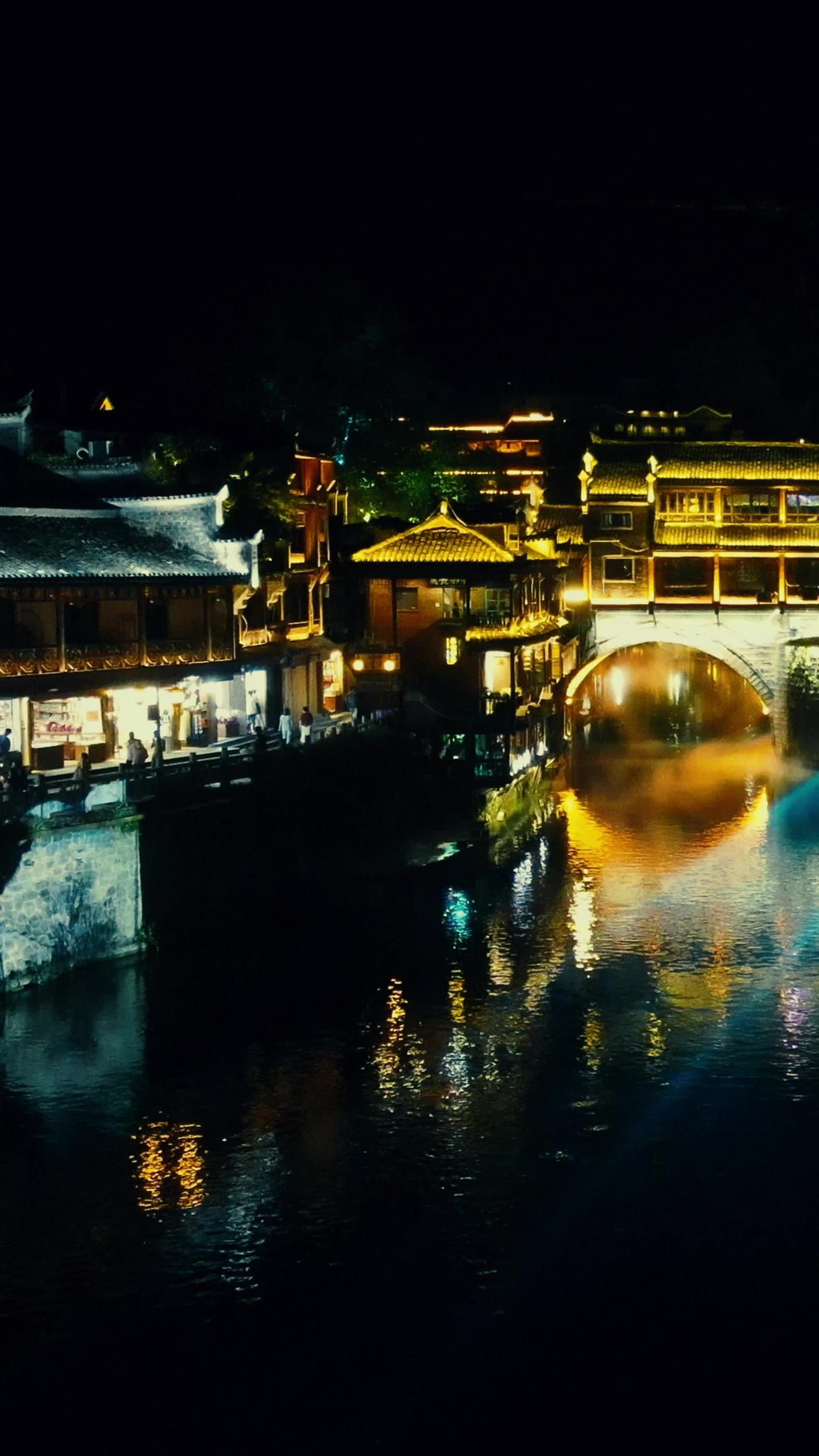  湖南湘西凤凰古城夜景灯光竖屏航拍