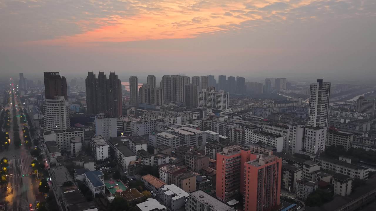 晨曦中的城市全景