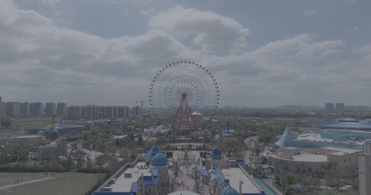 游乐园全景与摩天轮