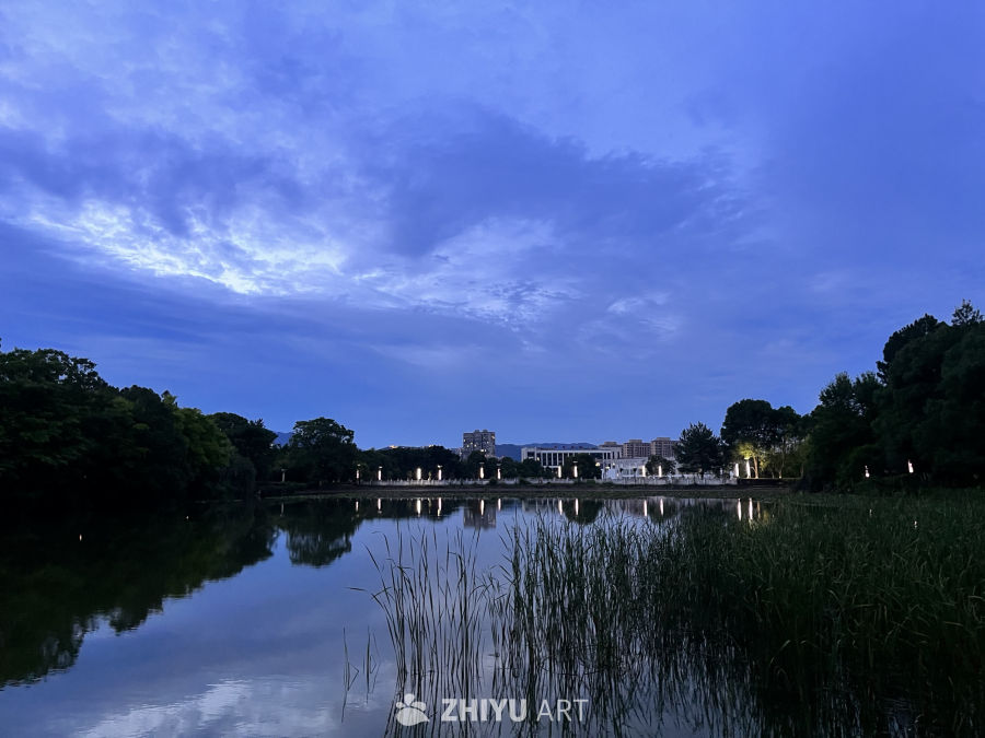 湖畔黄昏静谧景