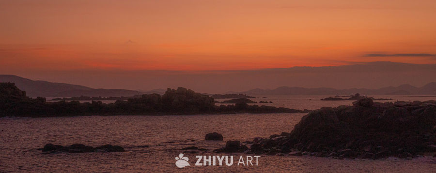 日落海岸的宁静时刻