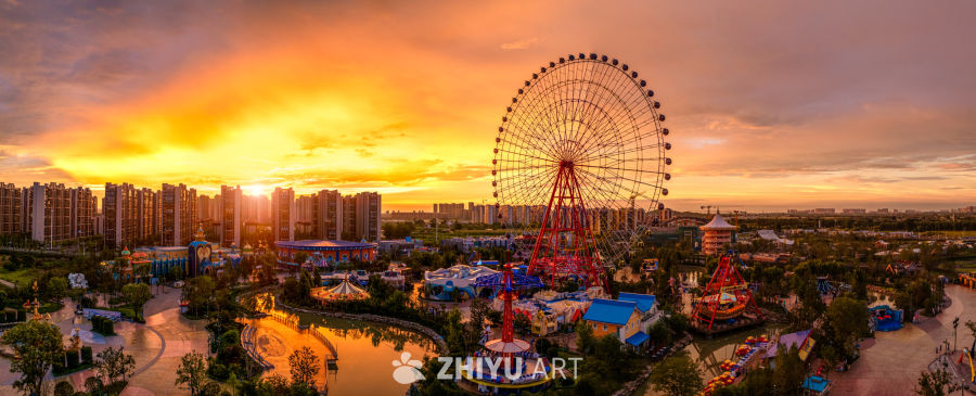夕阳下的摩天轮