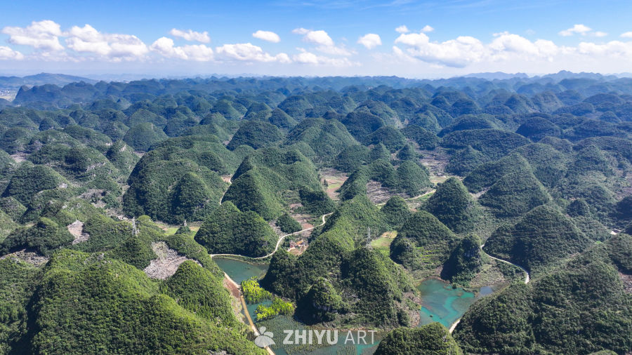 航拍喀斯特山区峰林雄伟壮观 1