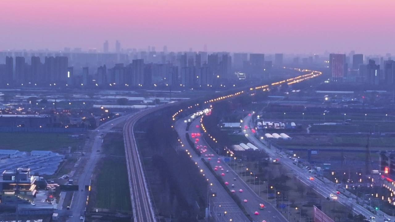 城市黄昏的繁忙景象