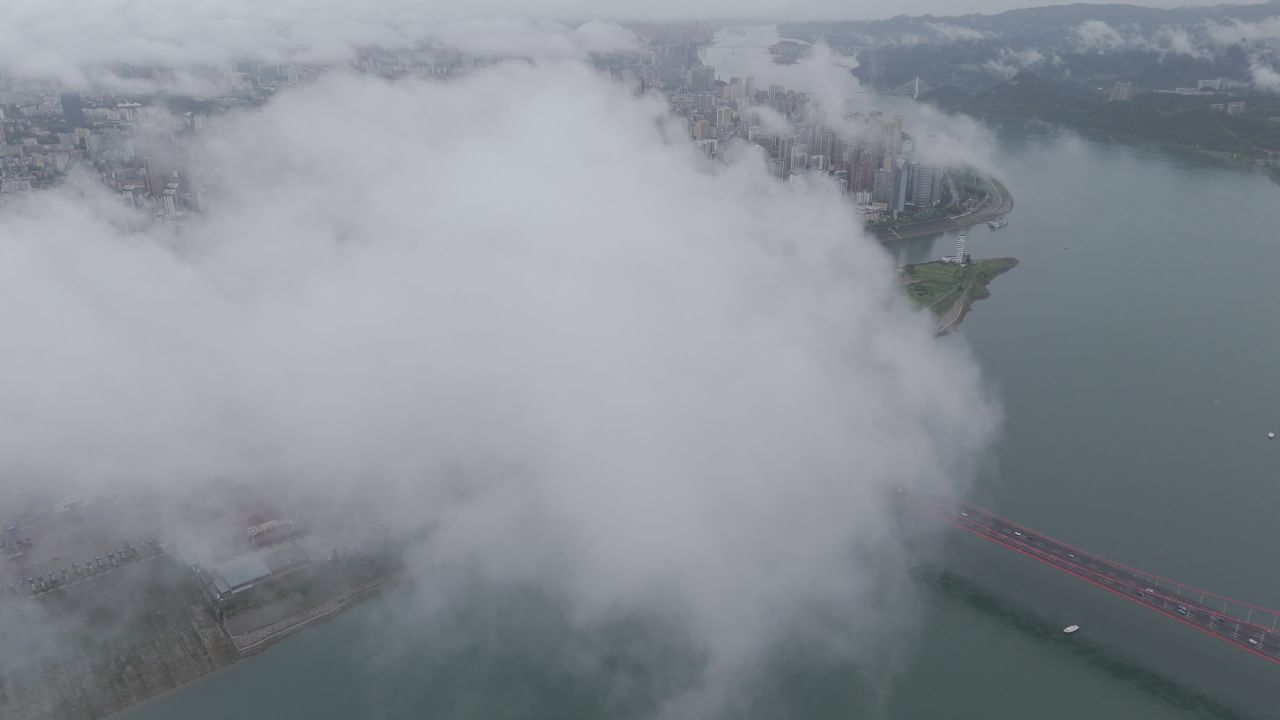 云海中的城市