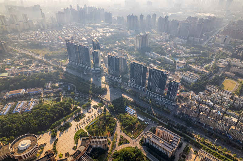 阳光中的城市