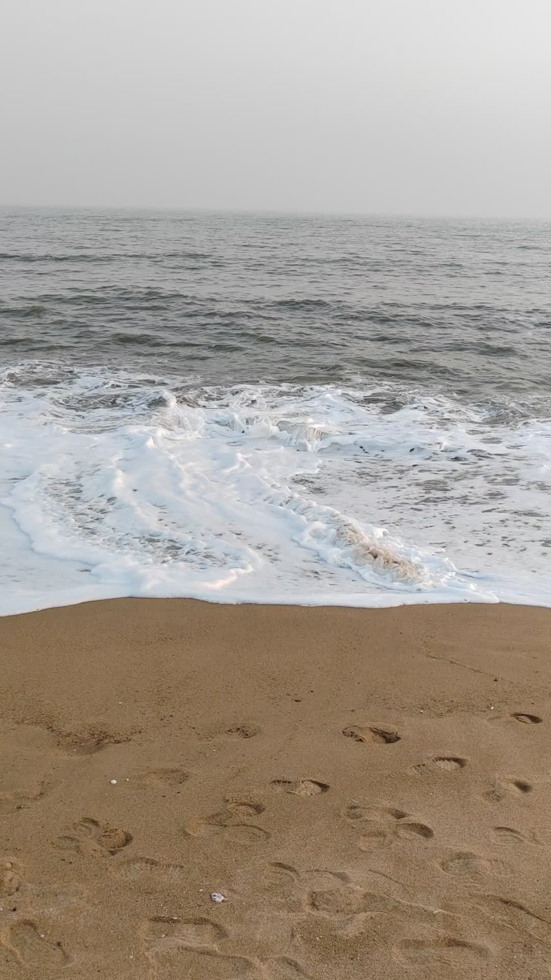 海滩；大海；沙滩；海岸线；海浪声