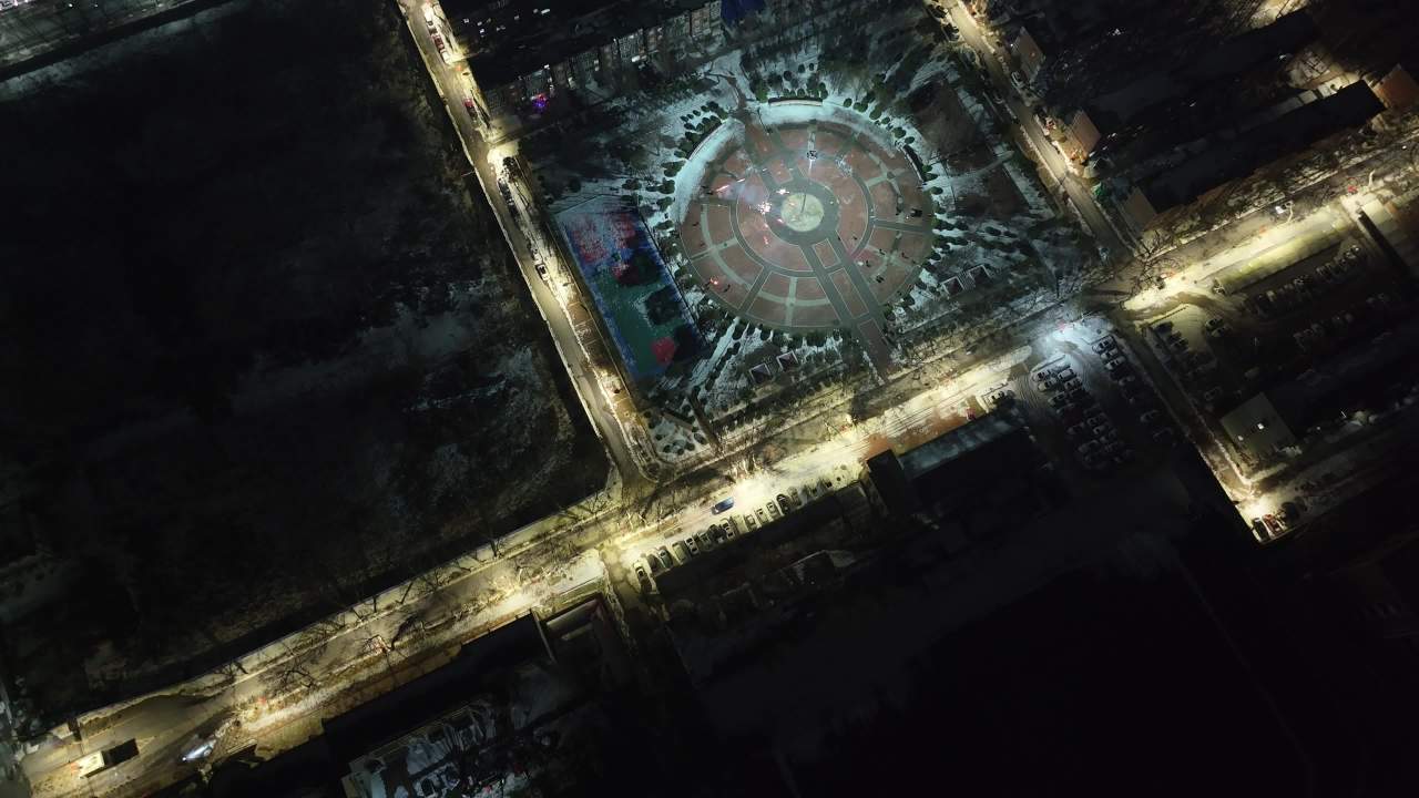 夜幕下的城市广场