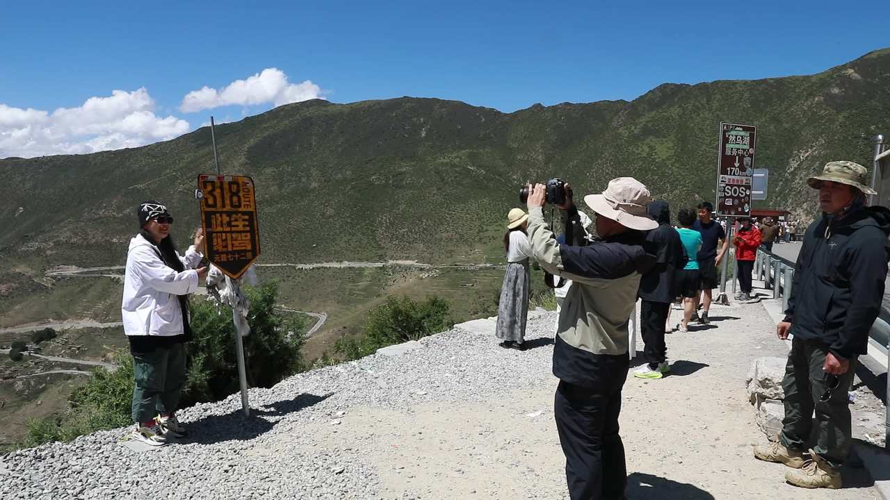 318国道72拐观景台登山者合影留念