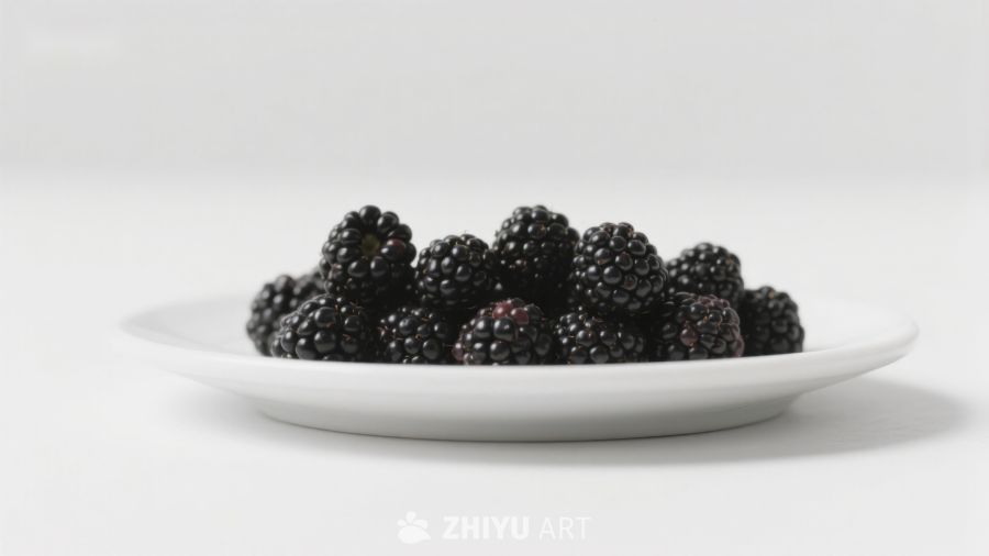 白色盘子上的新鲜黑莓