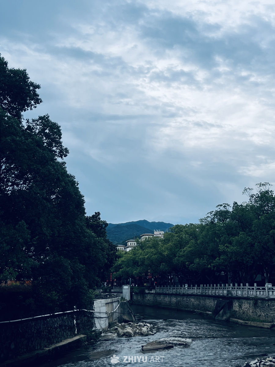 静谧的河流与山丘