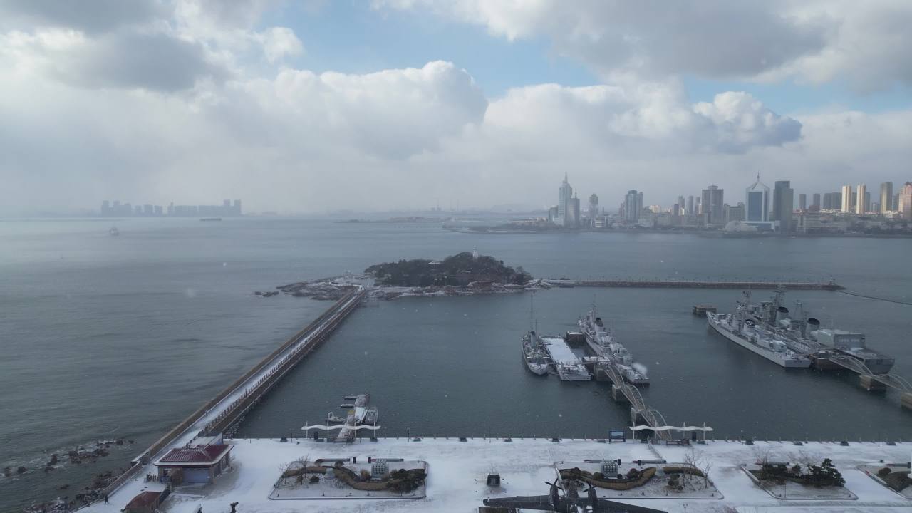 青岛市南海边老城区小青岛公园冬天雪景航拍 36