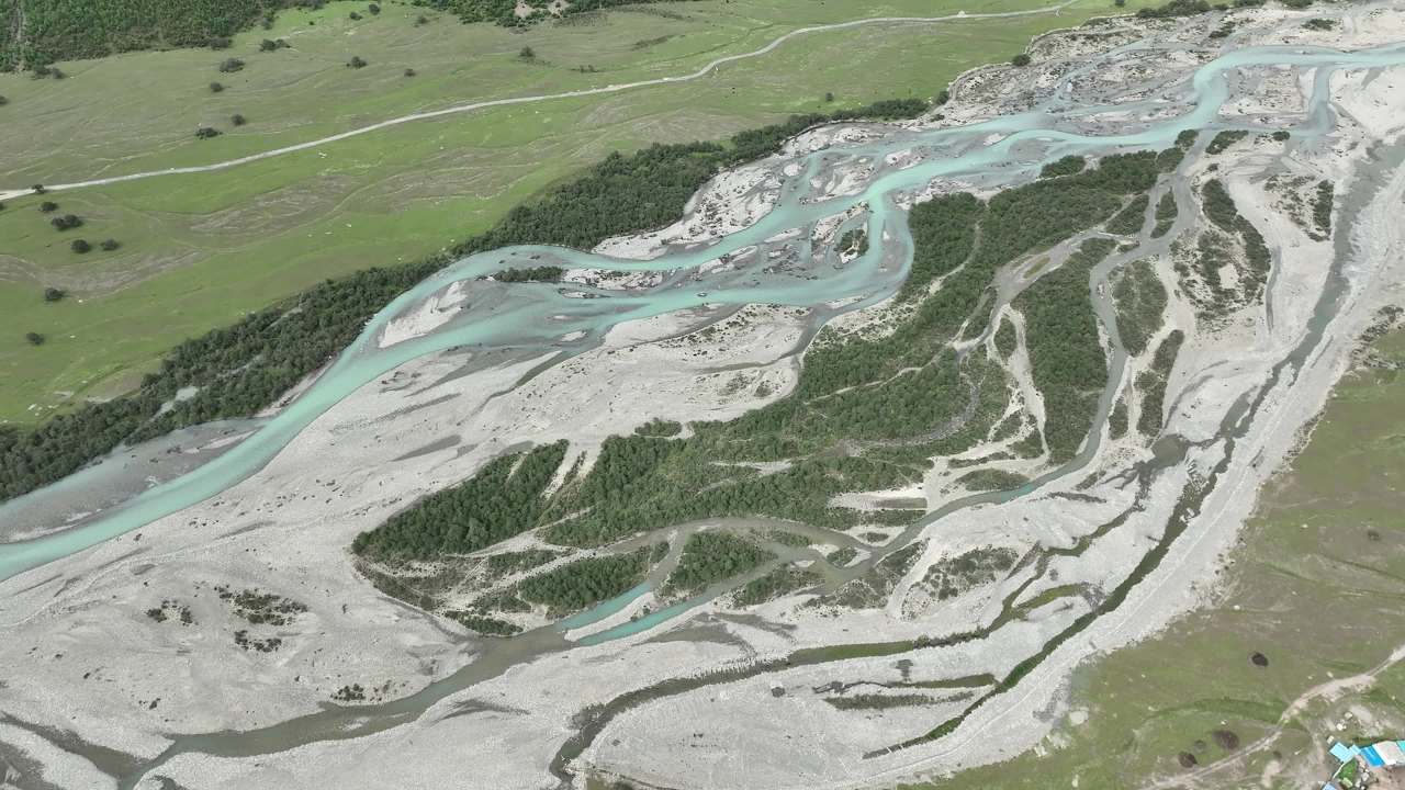 高山峡谷河流沙棘林航拍