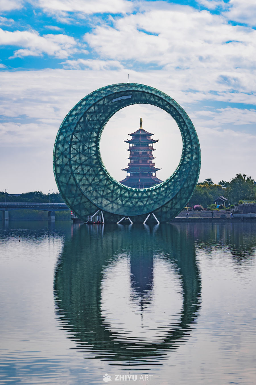 环形建筑映古塔