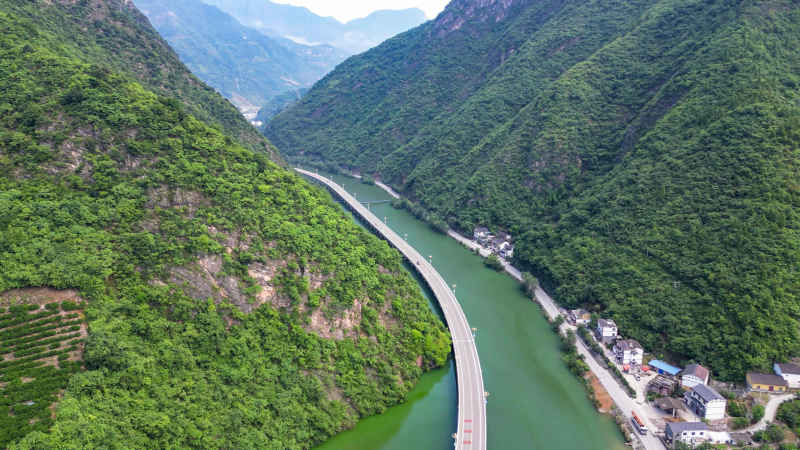 航拍中国最美水上公路湖北新山