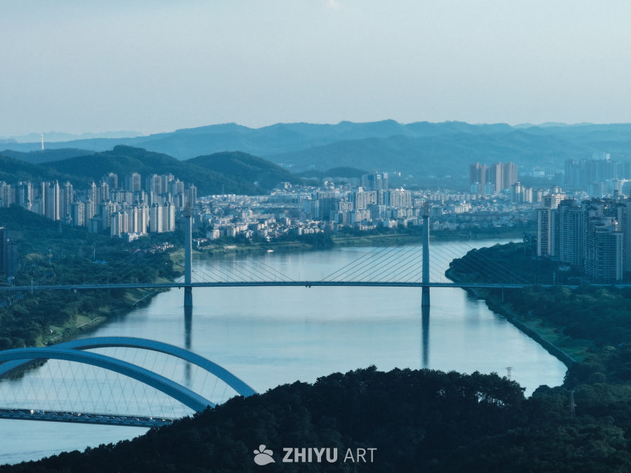 城市河畔的宁静风光
