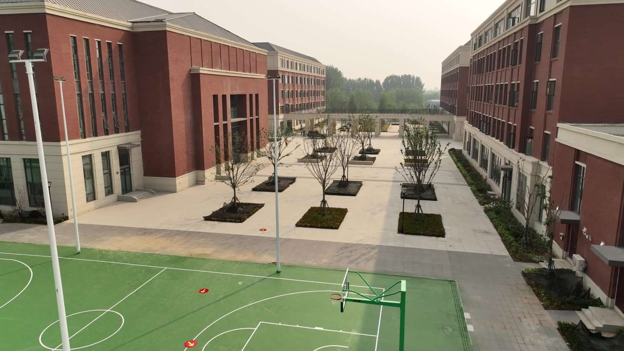 校园篮球场与红砖建筑