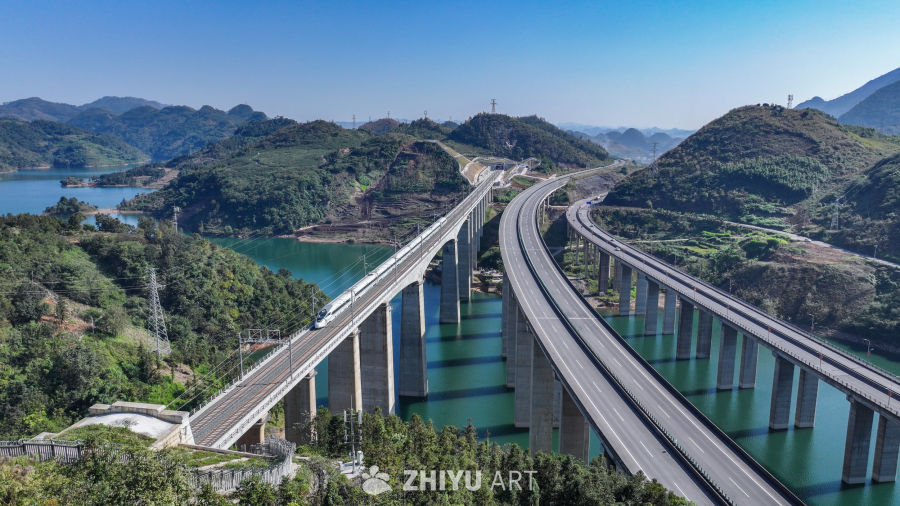 贵州盘兴高铁列车驶过山区 15