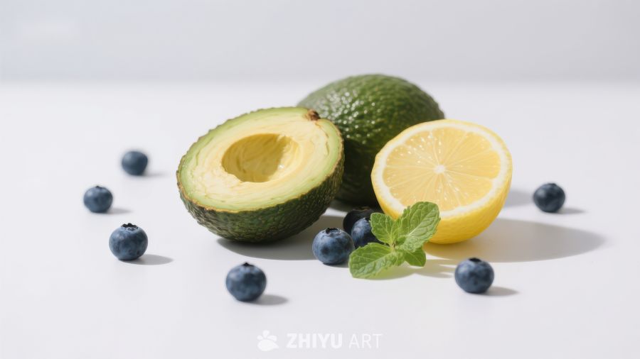 新鲜水果组合：牛油果、柠檬与蓝莓
