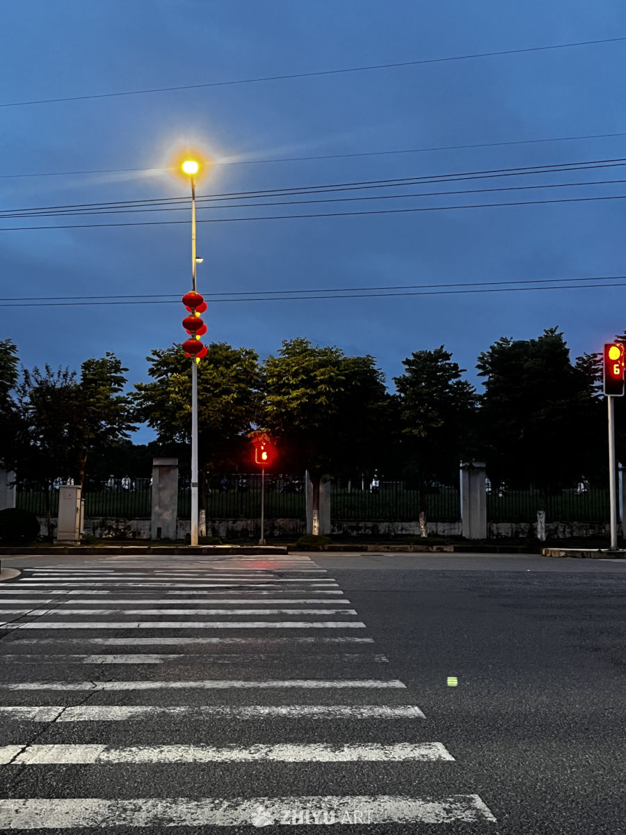 夜幕下的城市交界