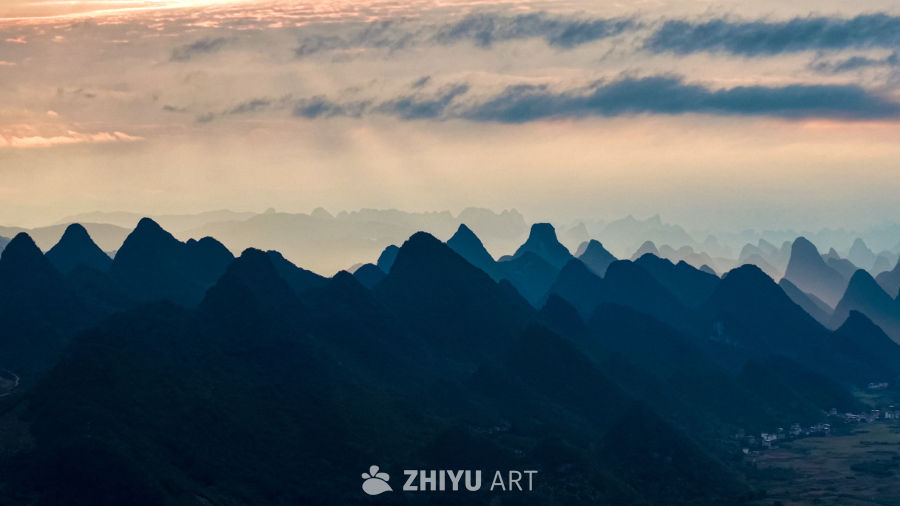 日落时分的山峦