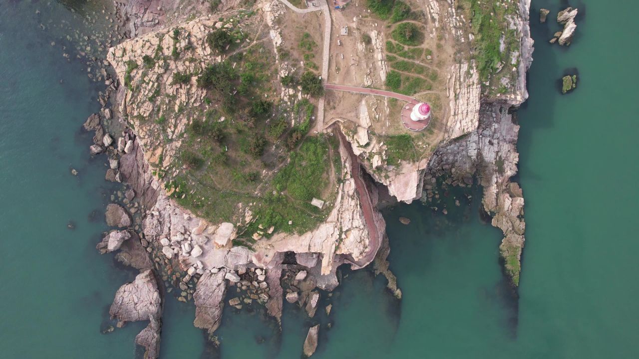 大海海洋沙滩礁石海岛自然风光航拍 