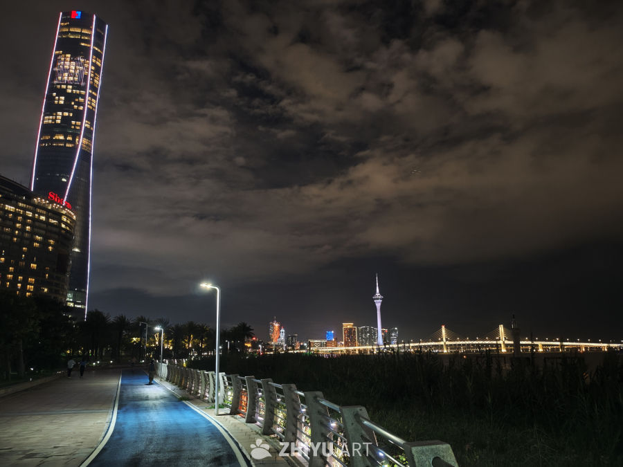 都市夜景：灯火辉煌的海滨步道