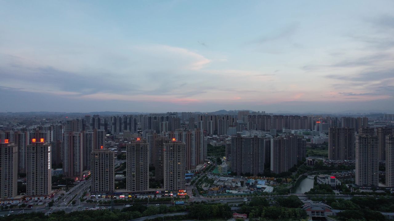 福建泉州夕阳晚霞夜幕降临拥堵交通车辆行驶航拍 