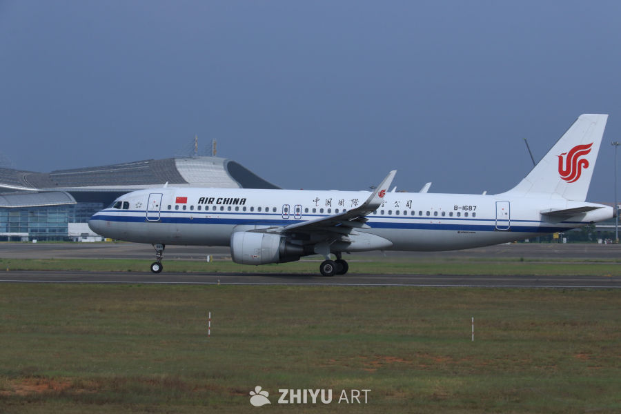国航A320在机场跑道待命