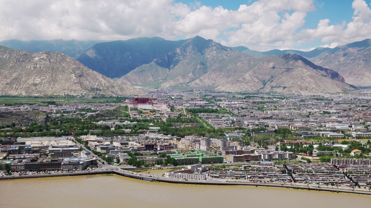 西藏拉萨布达拉宫城市建筑风光
