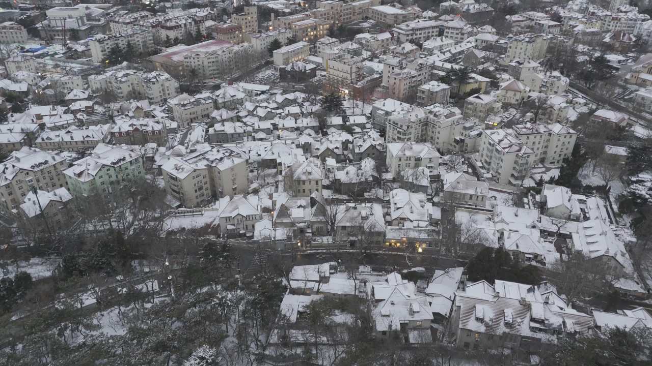 青岛老城区信号山海边雪景航拍 9