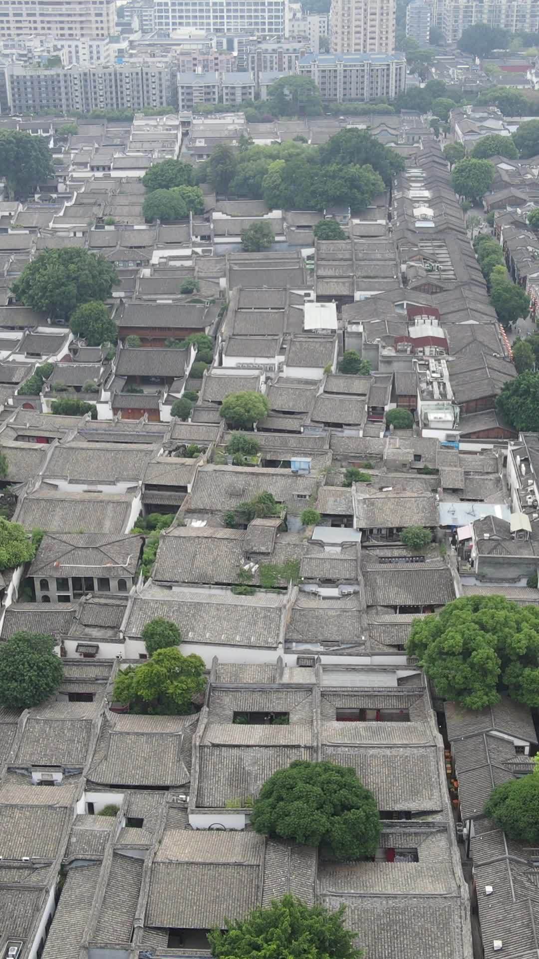 古建筑群与现代城市的交织