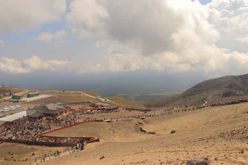 长白山之巅俯瞰登山人群