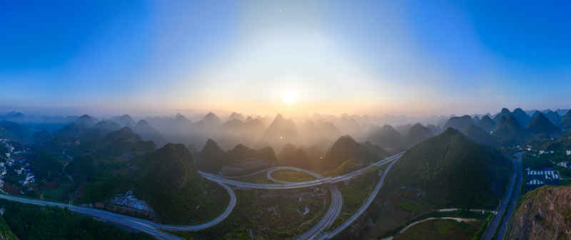 雾霭山峦与环形高速