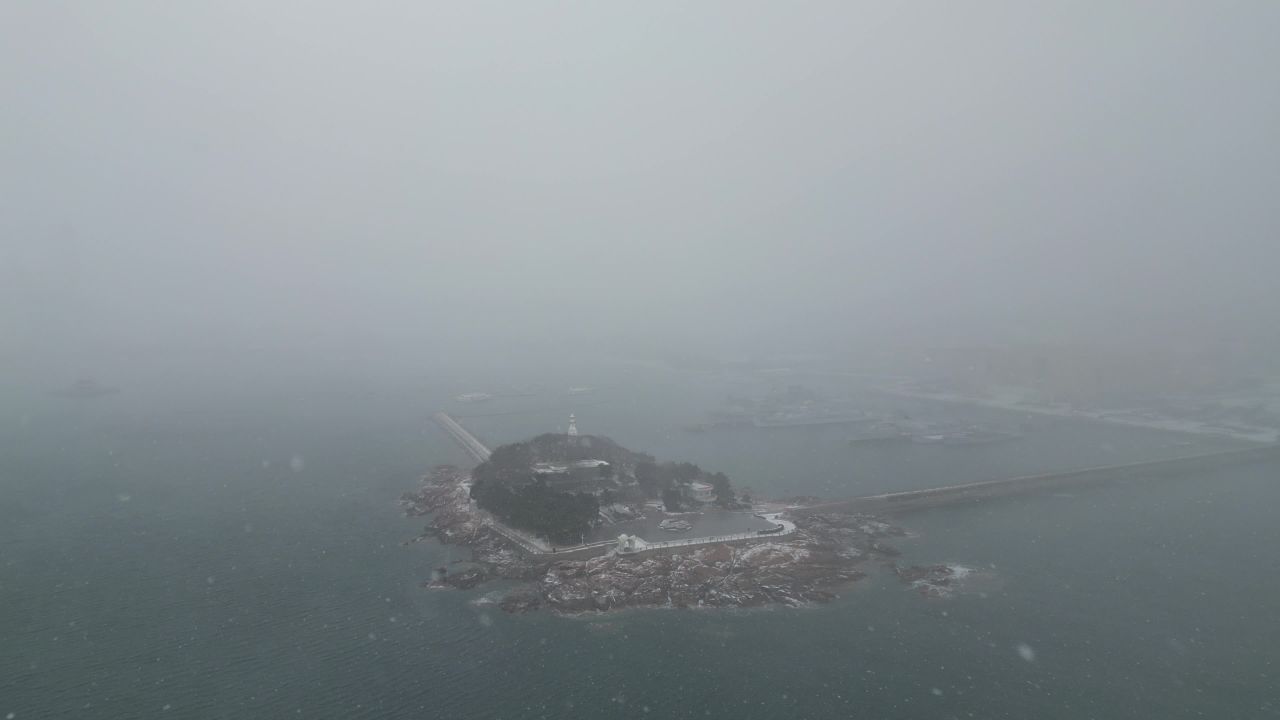 青岛市南海边老城区小青岛公园冬天雪景航拍 33