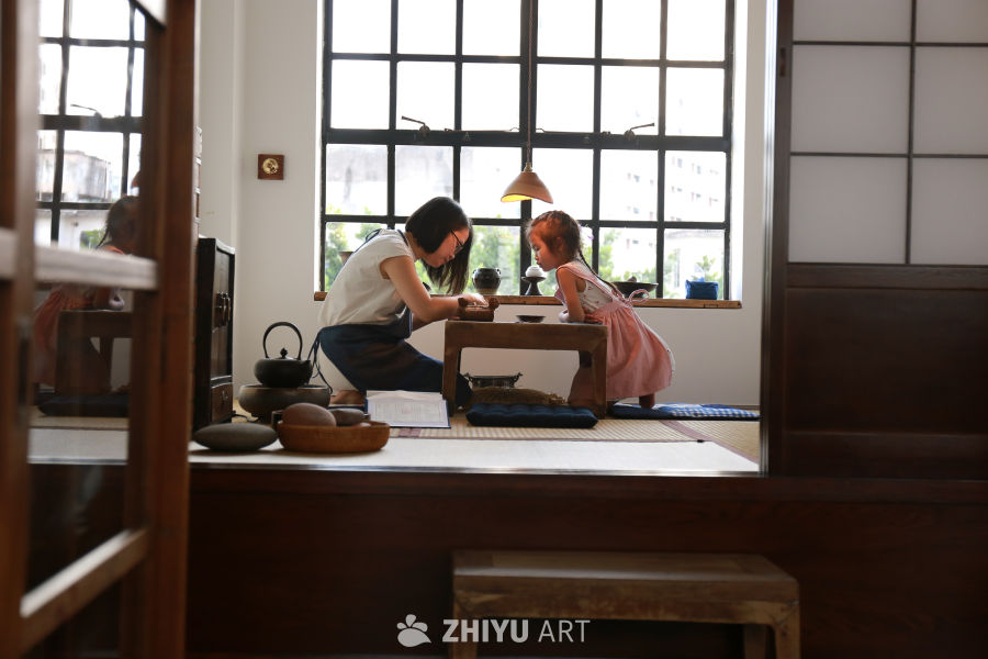 母女共度茶道时光