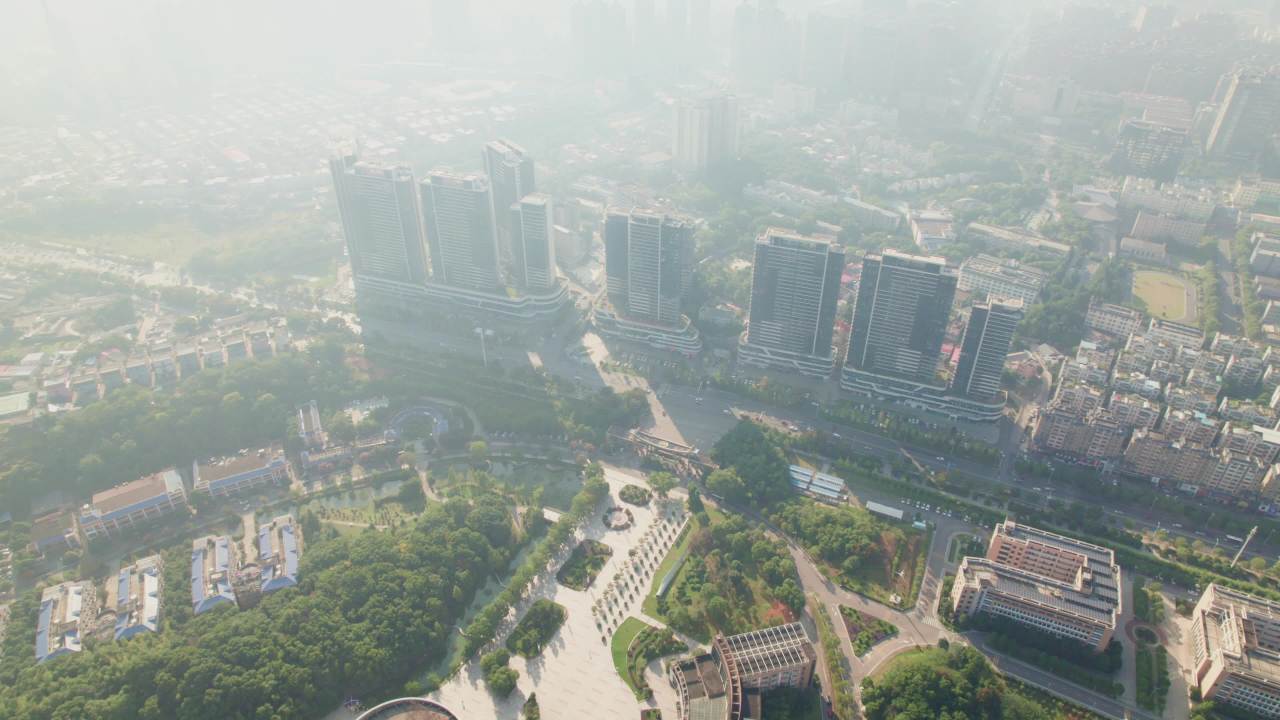 晨光中的城市