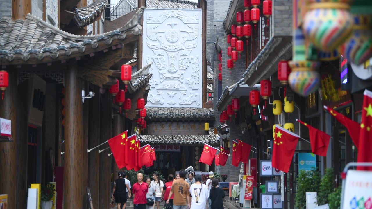 4k城市步行街道国庆节国旗氛围