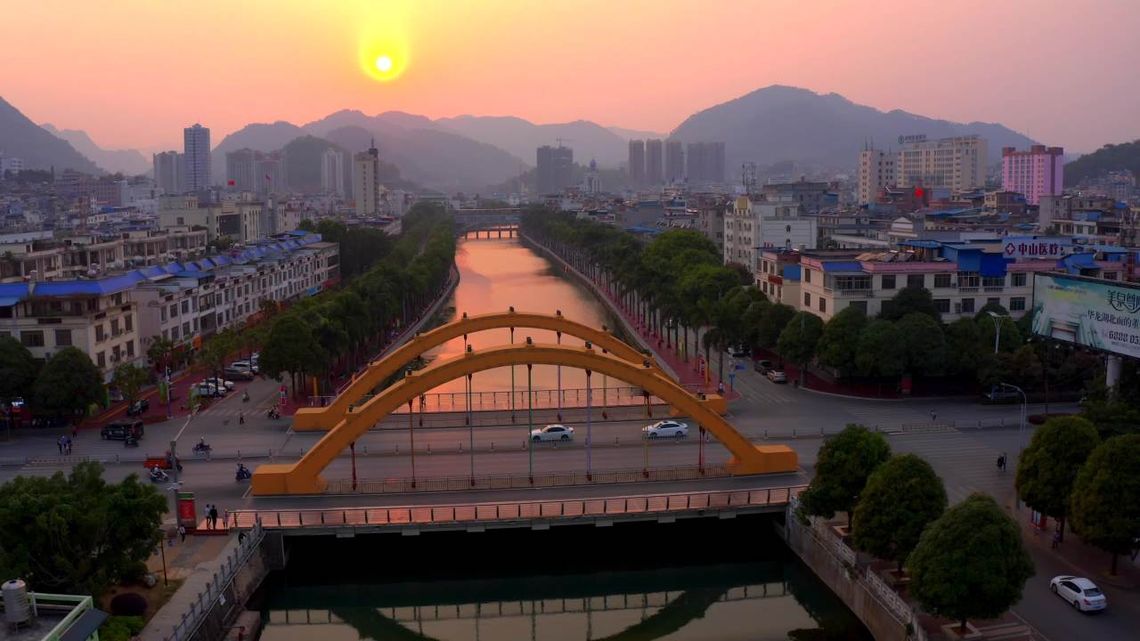 城市日落下的桥梁与河流