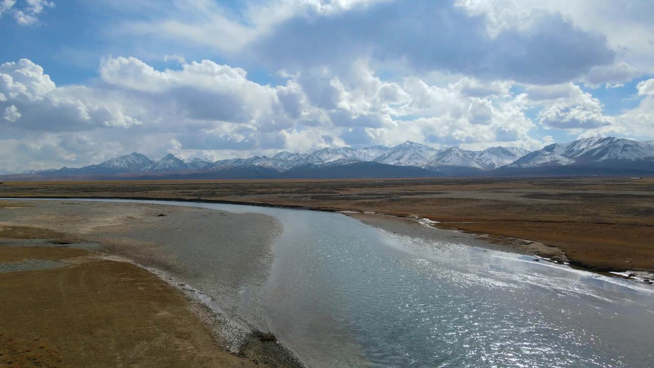 航拍青海海北祁连山腹地的二尕公路雪山河流草原 1