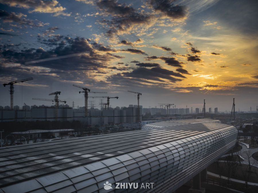 夕阳下的建筑工地