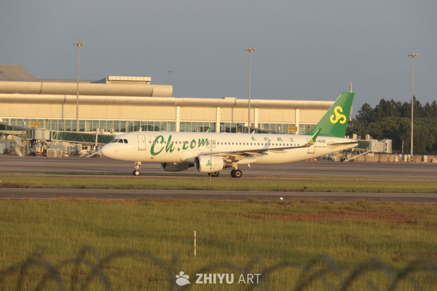 夕阳下的春秋航空客机
