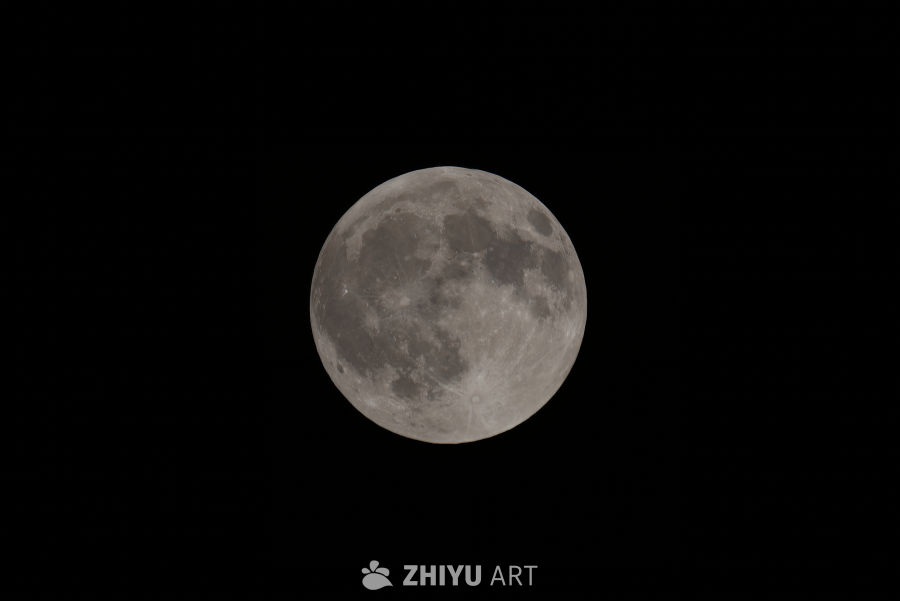 宁静夜空中的满月