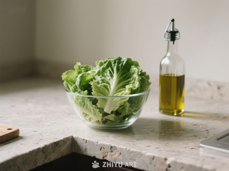 新鲜生菜与橄榄油瓶置于厨房台面 600