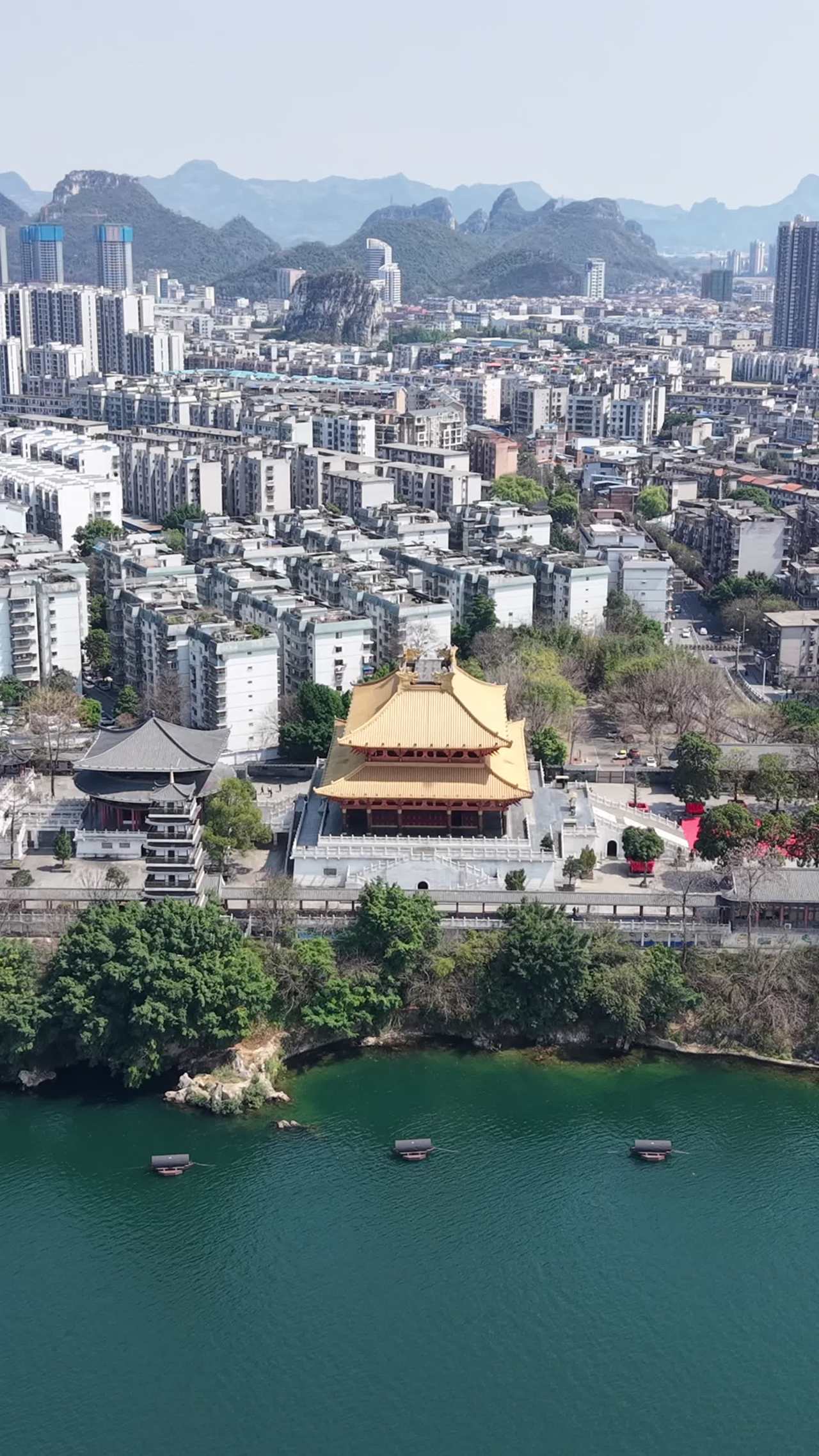 城市山水间的金顶建筑