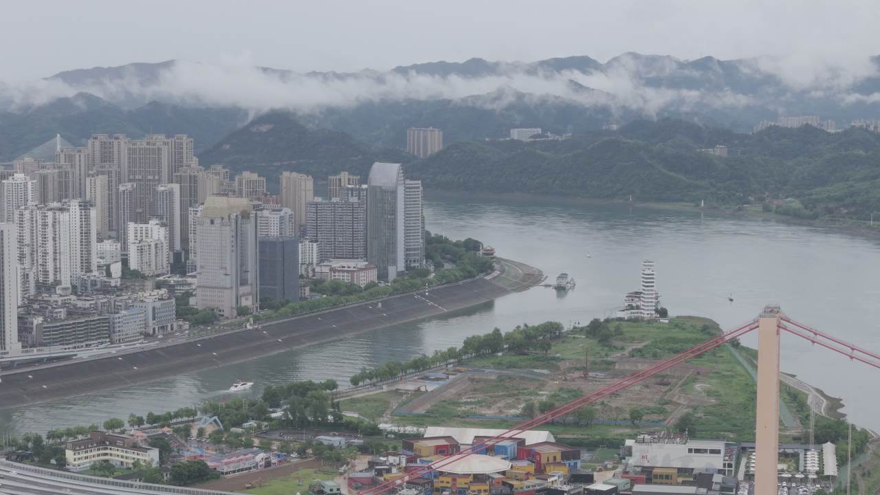 江边城市的晨雾